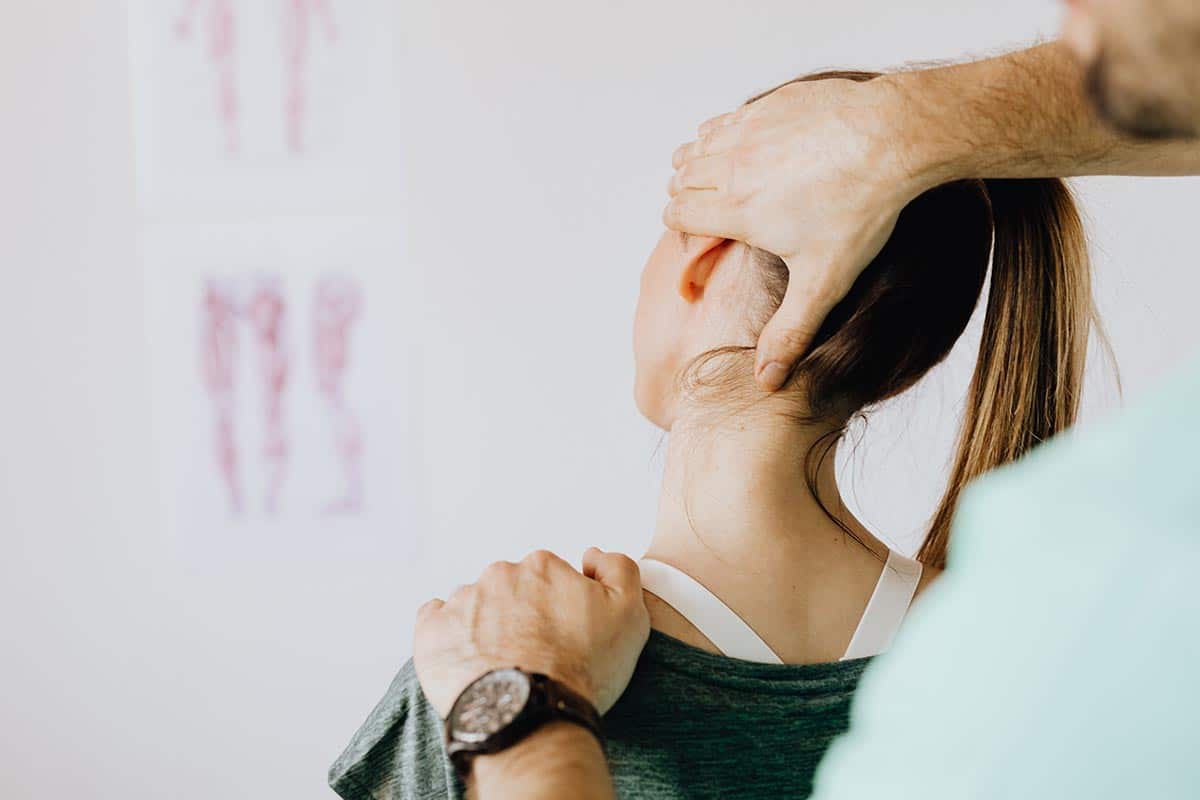 Zawroty głowy i zaburzenia równowagi – osteopatia i fizjoterapia