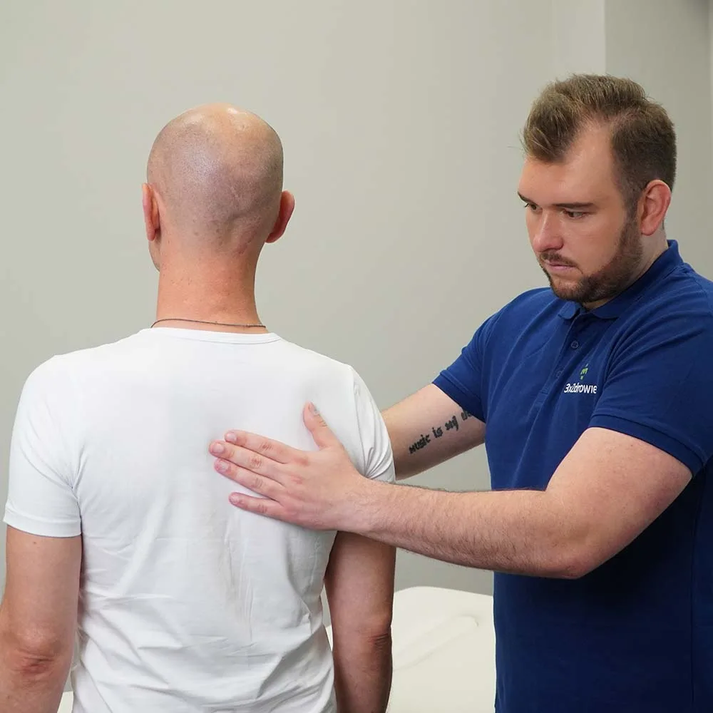 Ból kręgosłupa piersiowego między łopatkami – fizjoterapia Kraków – terapia manualna odcinka piersiowego i żeber